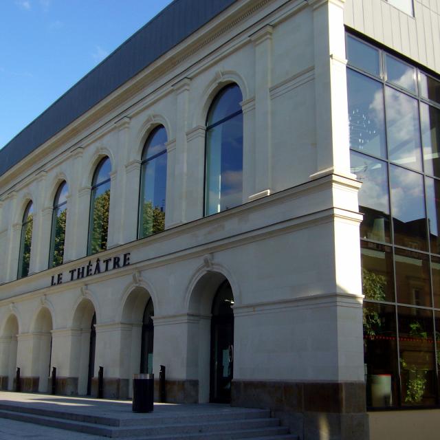 Façade du Théâtre de Laval, un bâtiment historique à l'architecture classique.