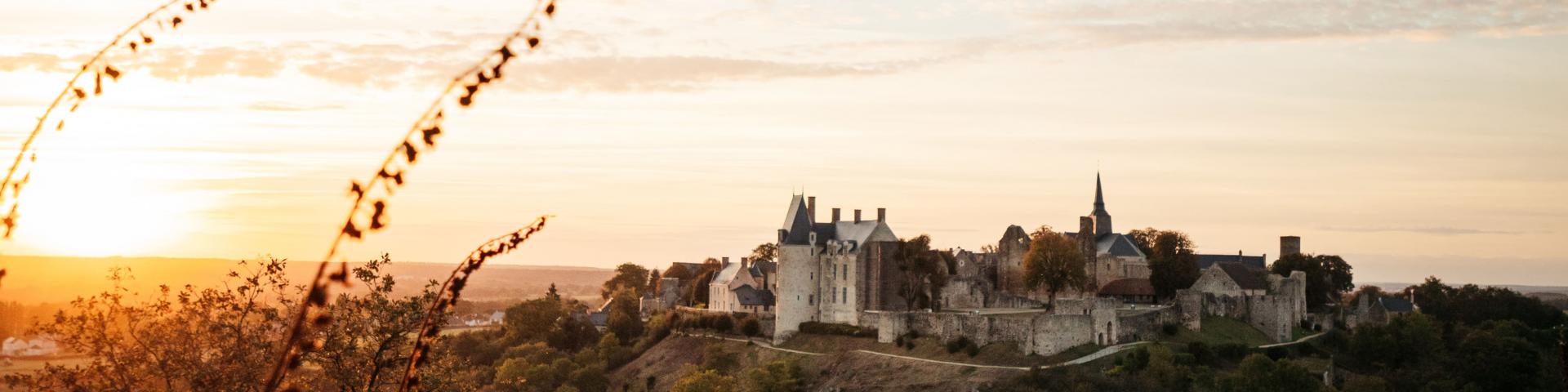 Vue de Sainte-Suzanne au soleil couchant depuis le Tertre Ganne