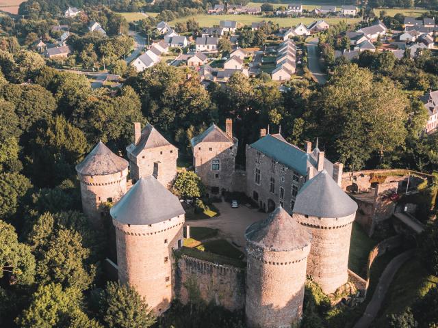 Chateau De Lassay Lassay Les Chateaux Cp Lezbroz Teddy Verneuil Mayenne Tourisme 1920px (8)