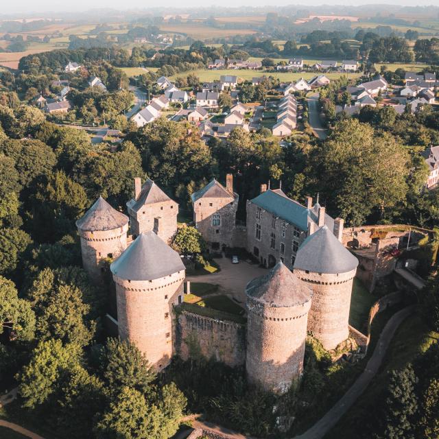 Chateau De Lassay Lassay Les Chateaux Cp Lezbroz Teddy Verneuil Mayenne Tourisme 1920px (8)