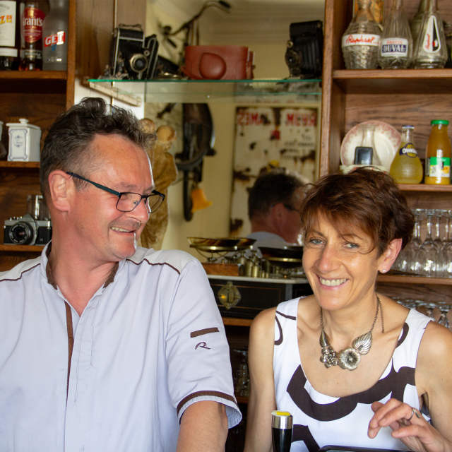 Photo de Nathalie et Emeric Geairon au comptoir de leur restaurant A la bonne place