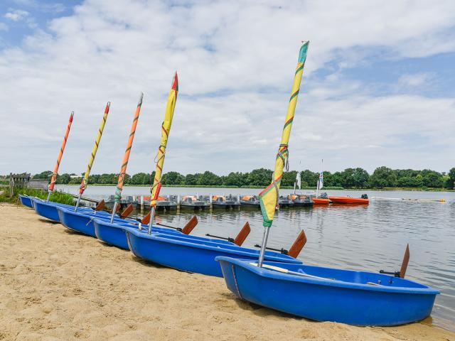 Optimist alignés sur le sable à la base de La Rincerie