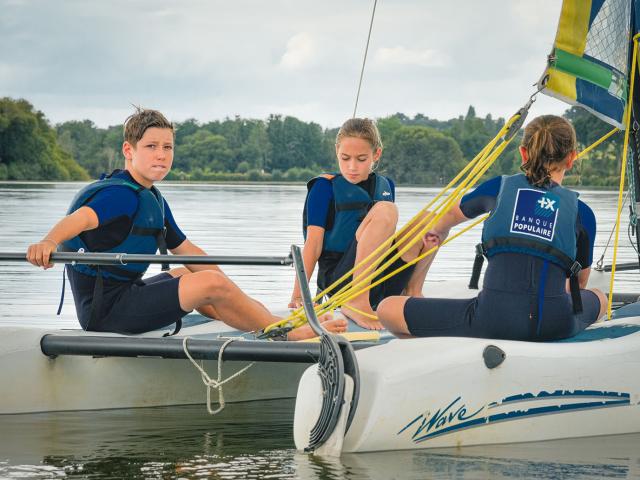 3 jeunes font du catamaran à la Rincerie