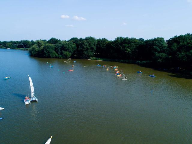 vue aérienne du plan d'eau de la Rincerie, on y voit plusieurs types d'embarcations