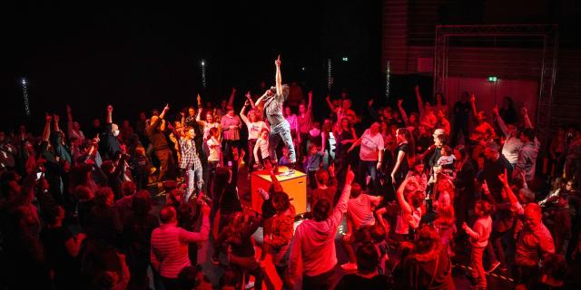 Spectacle Wackids au festival monte dans l'bus