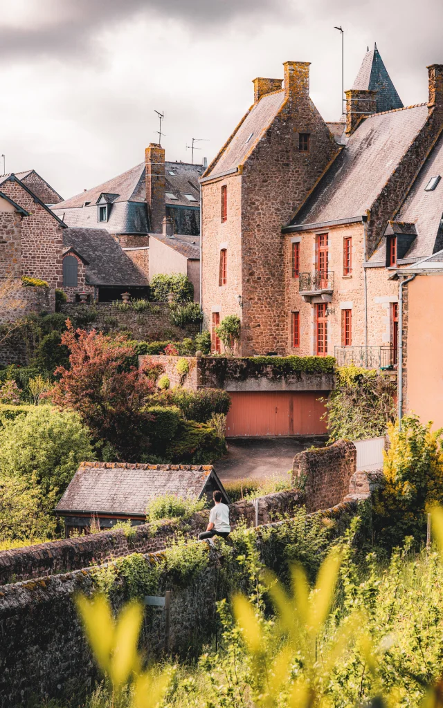 Vue sur la maison de Bailly à Lassay Les Chateaux
