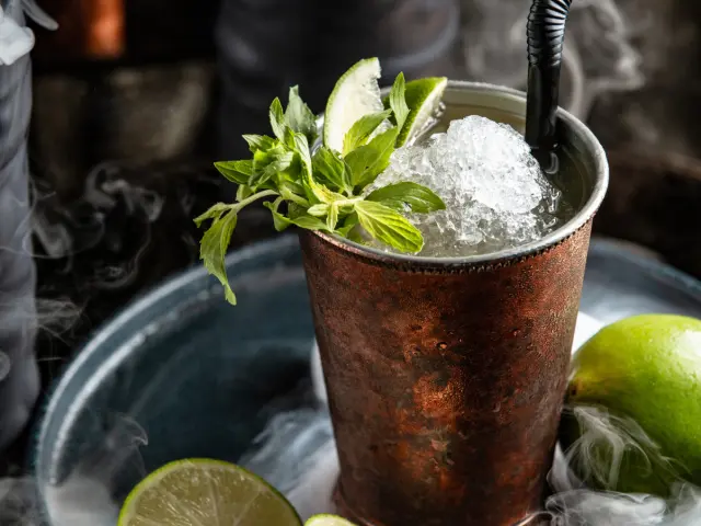 Cocktail sans alcool dans un verre original avec du citron et de la glace